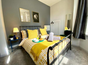 Trendy Stylish Apartment! - 5 Minute Walk to the Best Beach! - Great Location - Parking - Netflix - Fast WiFi - Smart TV - Newly decorated - sleeps up to 6! Close to Bournemouth & Poole Town Centre & 